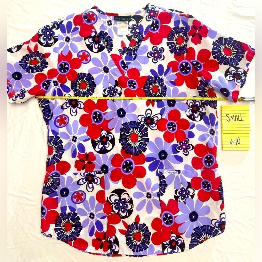 Bright floral small scrub top with tie - Picture 2 of 9